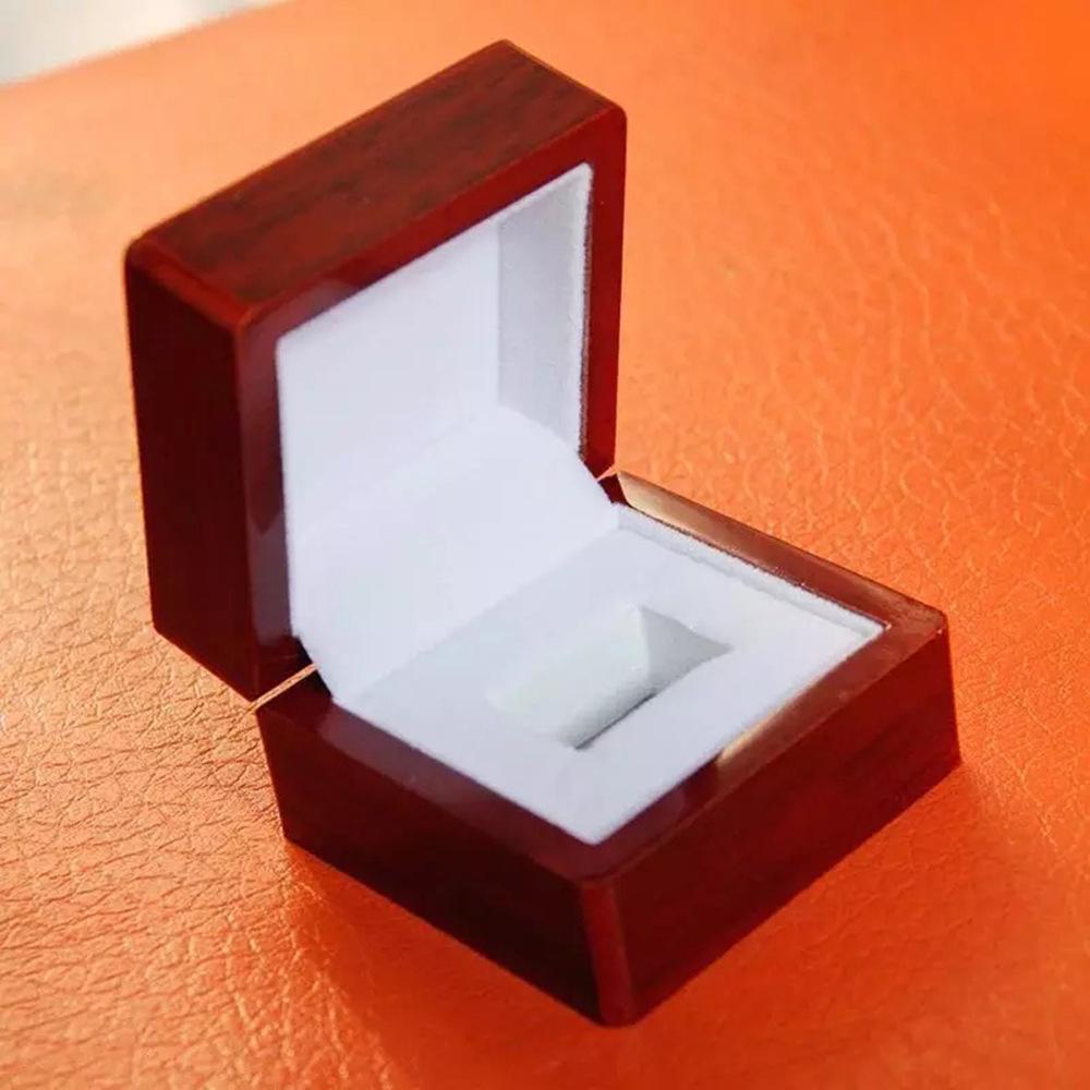 

Дерев яна скринька для прикрас з багатьма відділеннями для наборів чемпіонських кілець