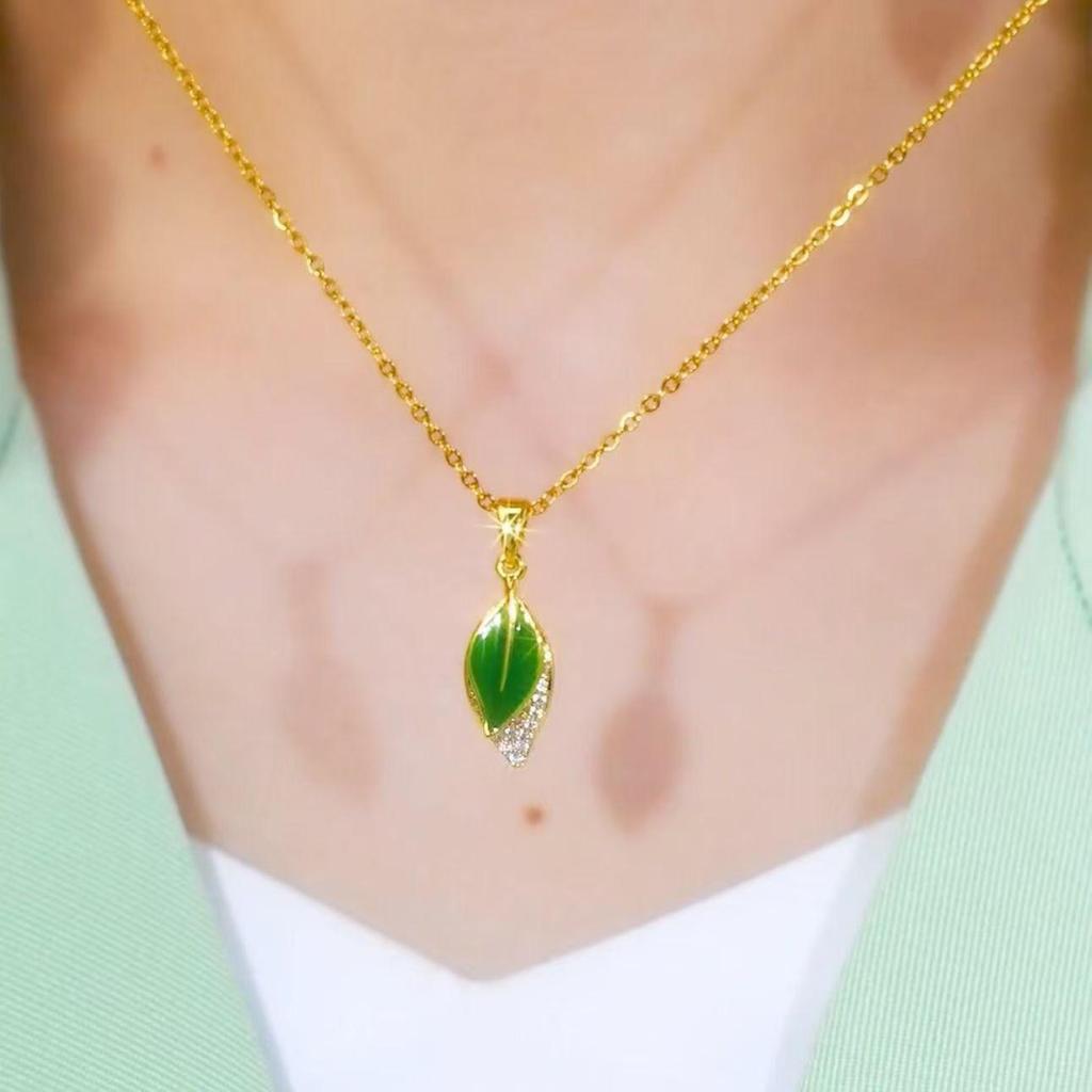 Retro Green Leaf Water Drop Pendant Necklace for Women - Colorfast Clavicle Chain Jewelry