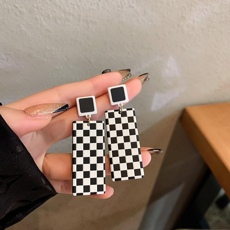 

Silver Needle Geometric Plaid Earrings - Versatile, Fashionable Studs with High-End Style and Unique Personality for Women.