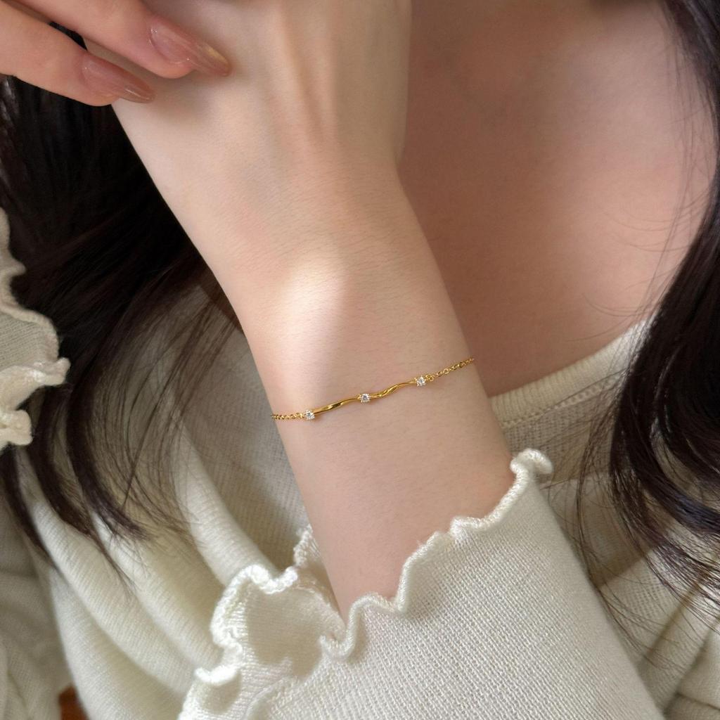 18k Gold Plated S925 Sterling Silver Möbius Bracelet with Inlaid Diamonds - Women's Classic, Elegant Design.