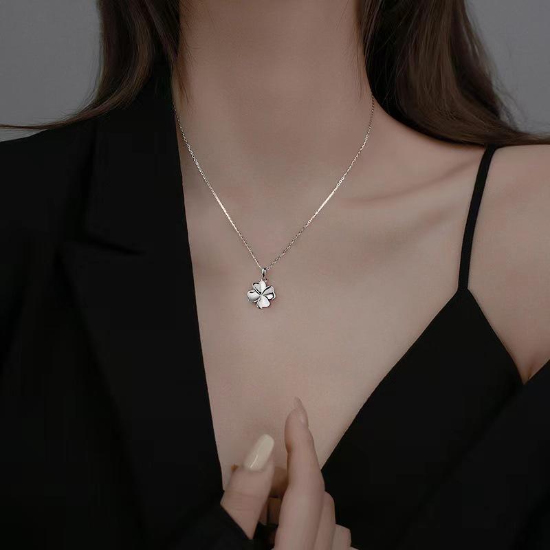 Women s Minimalist Four-Leaf Clover Pendant Necklace - Retro Luxury Clavicle Chain