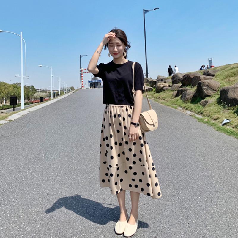 Dámský francouzský retro puntíkovaný kostýmek se sukní: Pletené tričko s krátkým rukávem a dlouhá sukně ke kolenům.