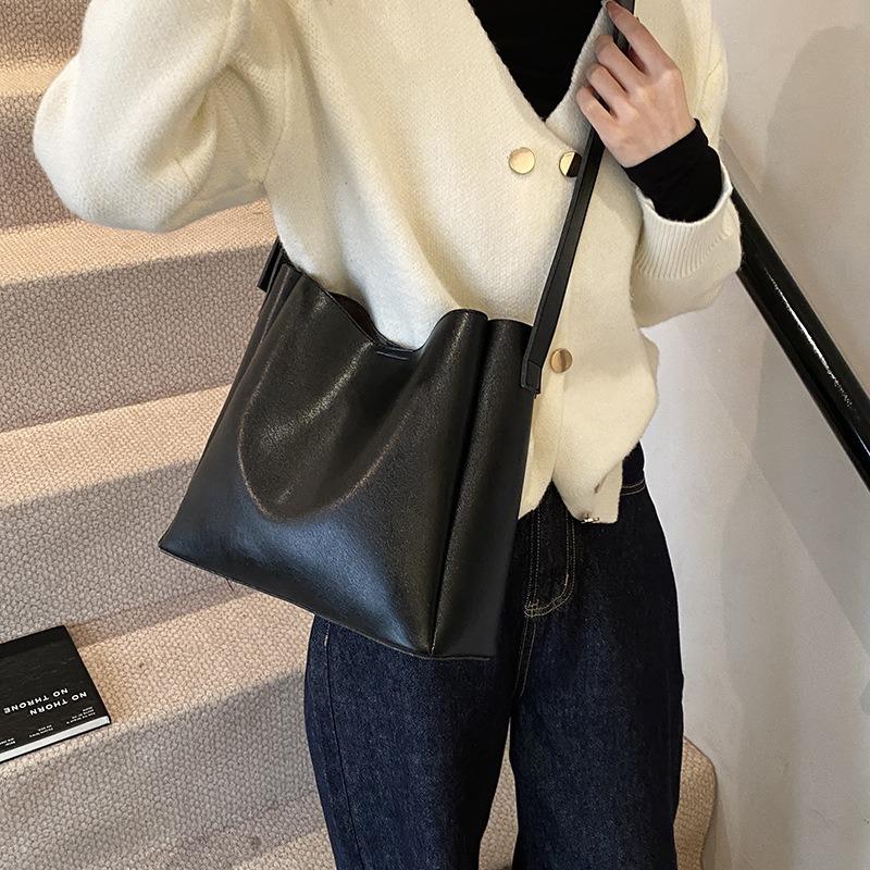 Winter tote bag women's new retro large-capacity messenger bag fashionable and simple commuter shoulder bag