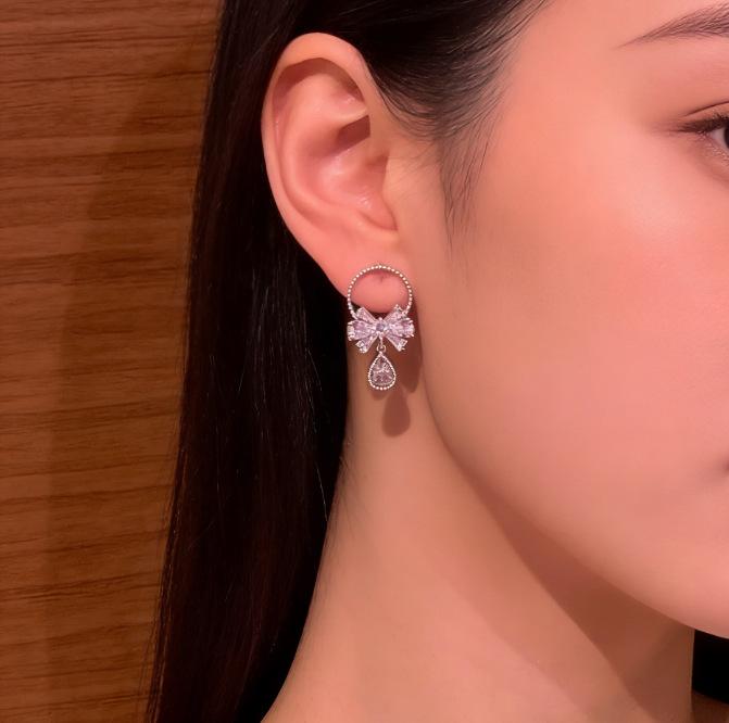 Beautiful flash diamond bow stud earrings female design sense sweet earrings temperament high sense earrings