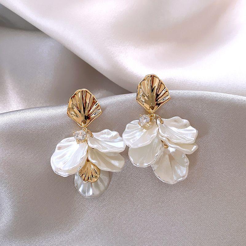 2025 Luxury Flower Shell Pearl Stud Earrings: Elegant Niche Design for Women