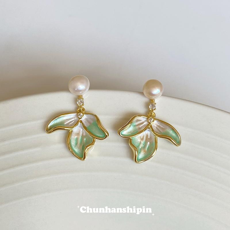 Freshwater pearl small fresh petal ear clips without ear piercings, sweet and fashionable versatile earrings, niche design earrings women