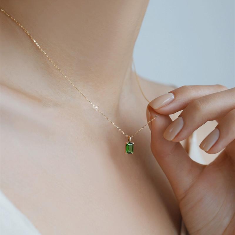 Naszyjnik ze srebra próby 925 ze szmaragdową kostką cukru dla kobiet o szczególnym zainteresowaniu, lekki luksusowy zielony wisiorek z kamieniem szlachetnym, łańcuszek na obojczyk