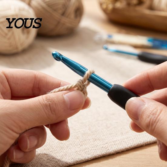 Knitting Tools Case 1 Set Crochet Hook Kit, 8 Sizes 2.5mm-6mm Yarn Portable Supplies with Storage , Soft TPR Handle Needle & Scissors