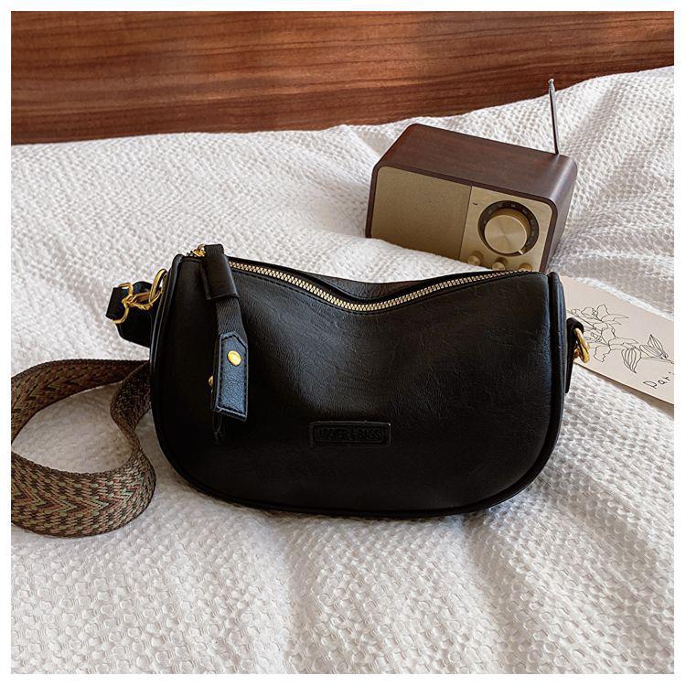 

2023 Autumn/Winter Women s Retro Shoulder & Crossbody Pillow Bag with Versatile Wide Strap чёрный