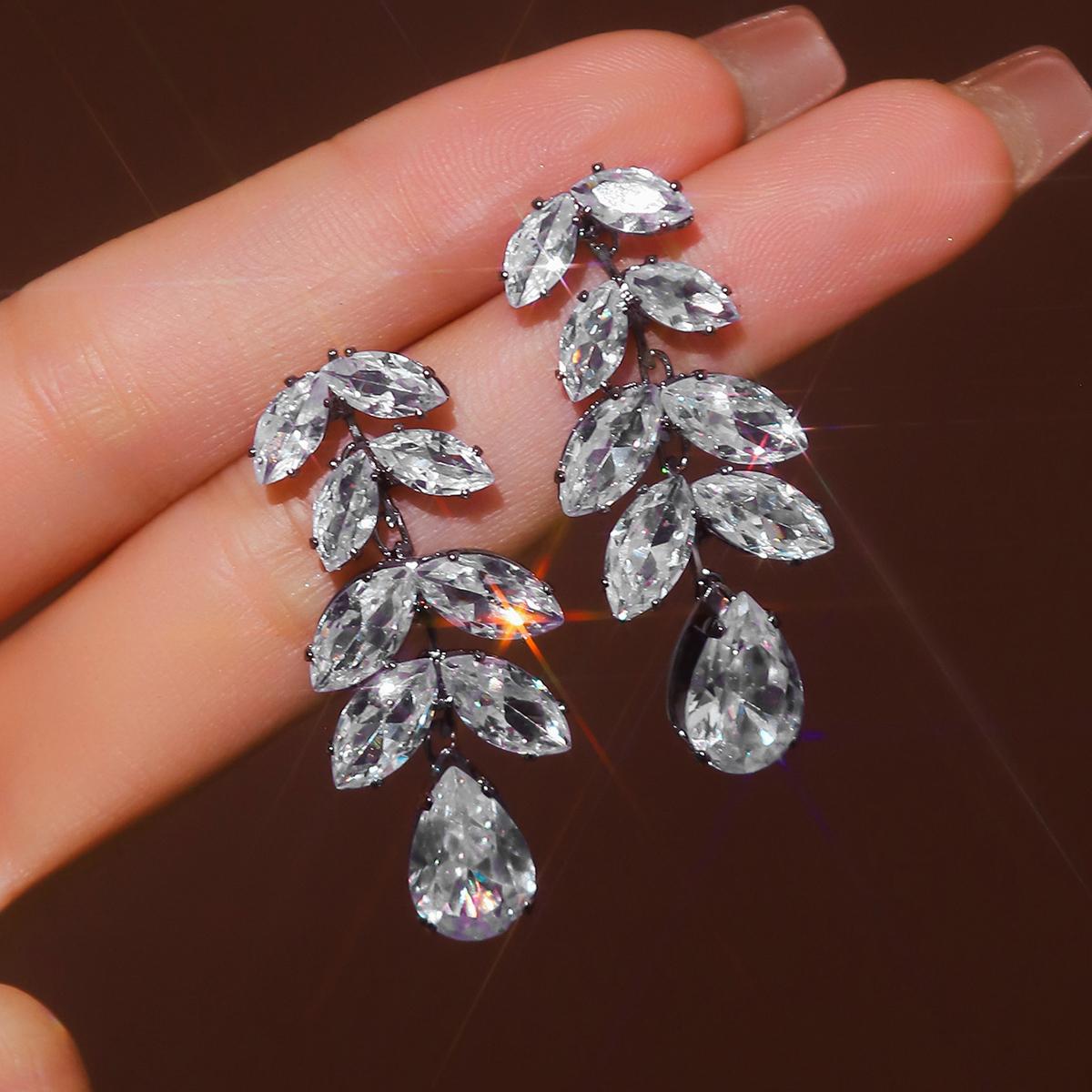 

Light luxury and exquisite wheat ear series earrings with fresh, simple, super sparkling leaf temperament, versatile earrings WHITE