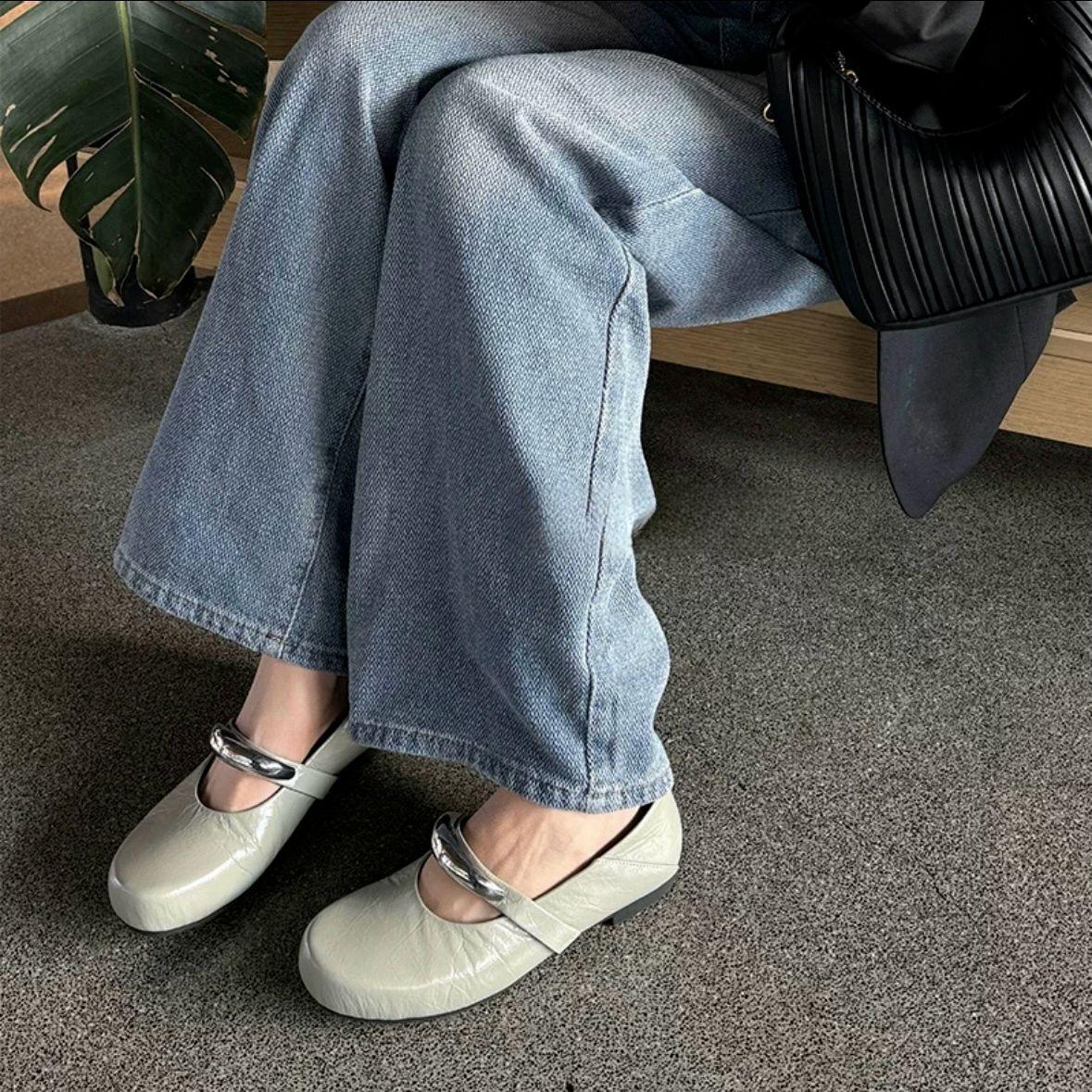 

Модные женские туфли на плоской подошве с круглым носком, весна-осень 2025 года, новые универсальные туфли для поездок на работу из овчины с неглубоким воротом и поясом в одно слово для бабушки 34