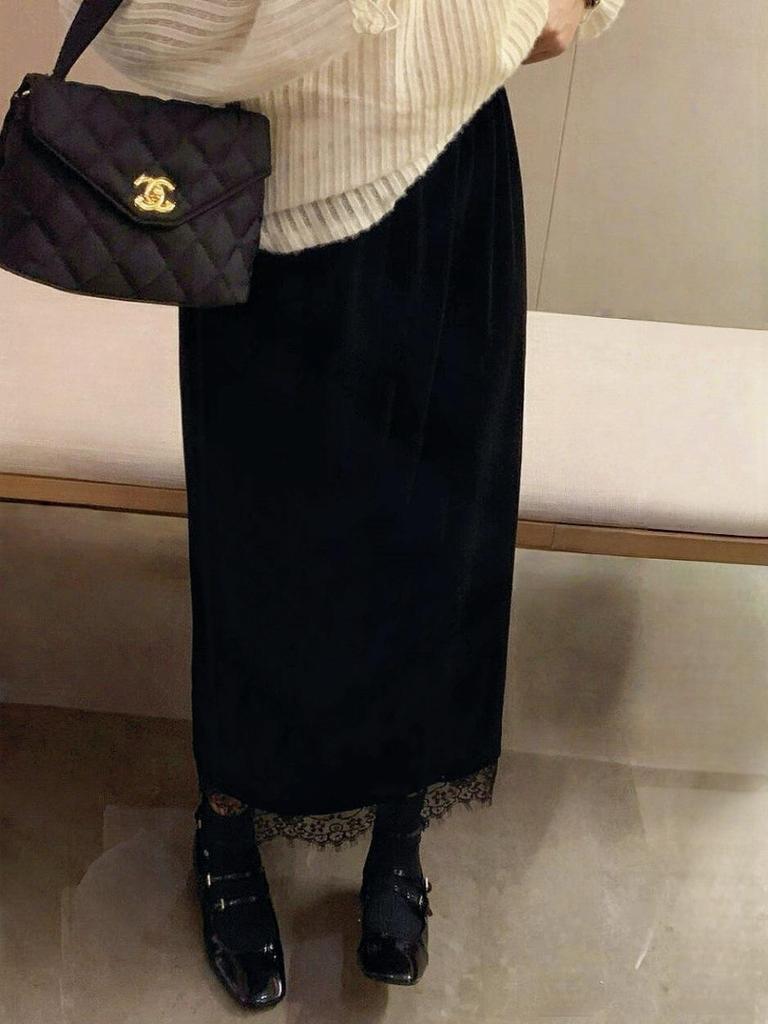 Französisches schwarzes Samt-Midikleid mit Spitzensaum und Schlitz – Herbst/Winter