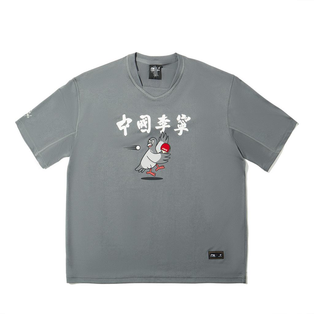 Li Ning X Staple Collaboration Series Comfortable Casual Round Neck Letter Print Short Sleeve T-Shirt Men T-Shirts Asphalt-Gray AHSV715-2