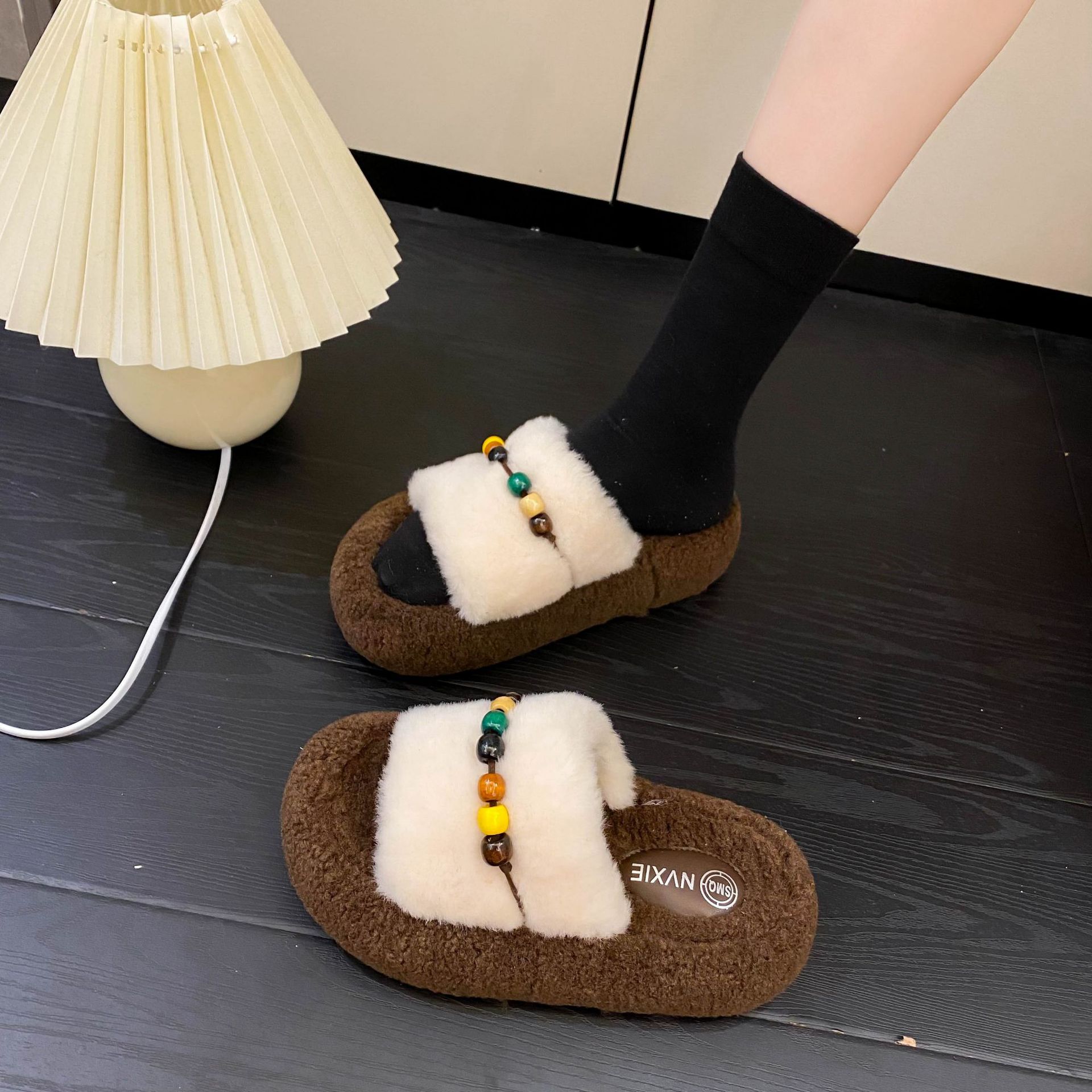 

Pearl fluffy slippers women s outer wear 2025 autumn and winter new beaded non-slip thick-bottomed one-word cotton slippers outer wear 35