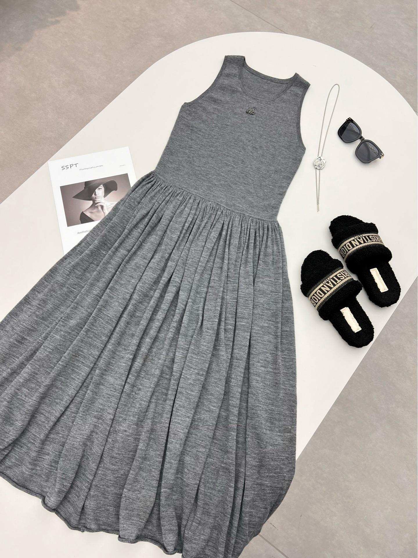 

Весна 2025 Бесрукавное вязаное длинное платье из мериносовой шерсти с заниженной талией Small серый