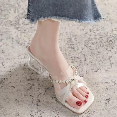 Hochhackige Schuhe für Damen im Sommer 2025 neue Saison transparente Sandalen mit dicken Absätzen und quadratischer Zehenpartie mit Perlen
