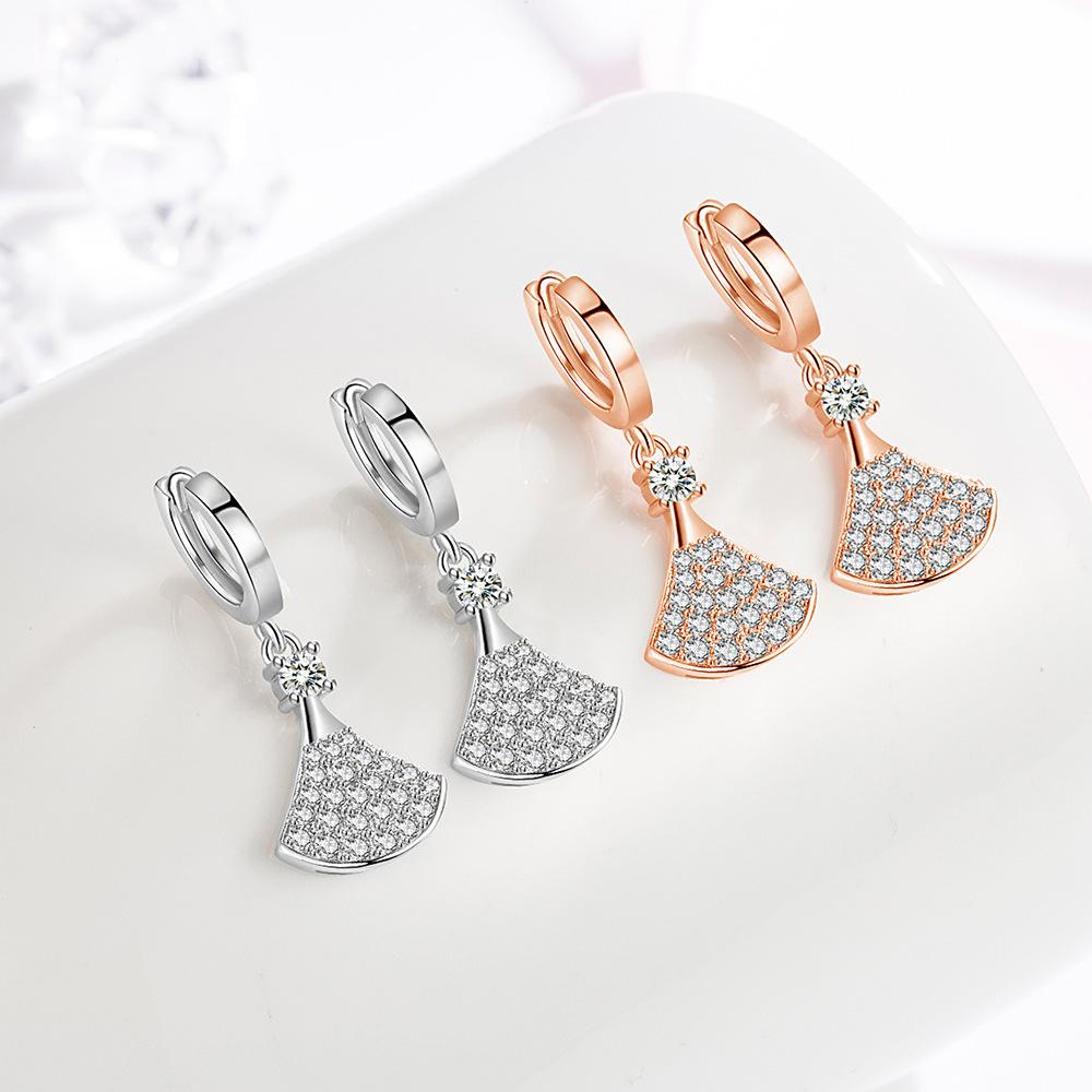 Zircon Is a Compact, Fashionable Mid-length Fan-shaped Style. Earrings