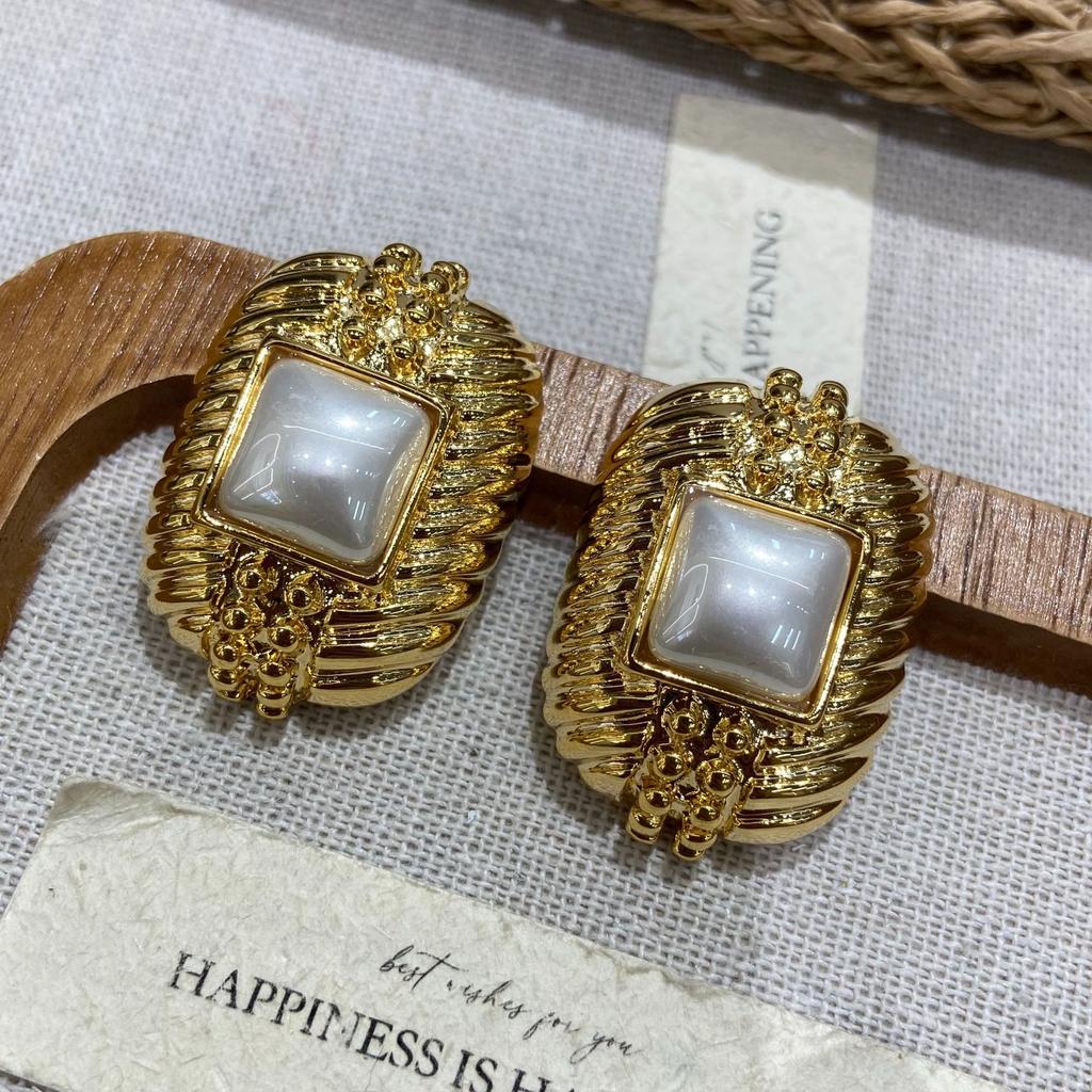 Medieval Replica Electroplated Stud Earrings, Irregular Gold-Plated Earrings, Retro Elegant Stud Earrings.