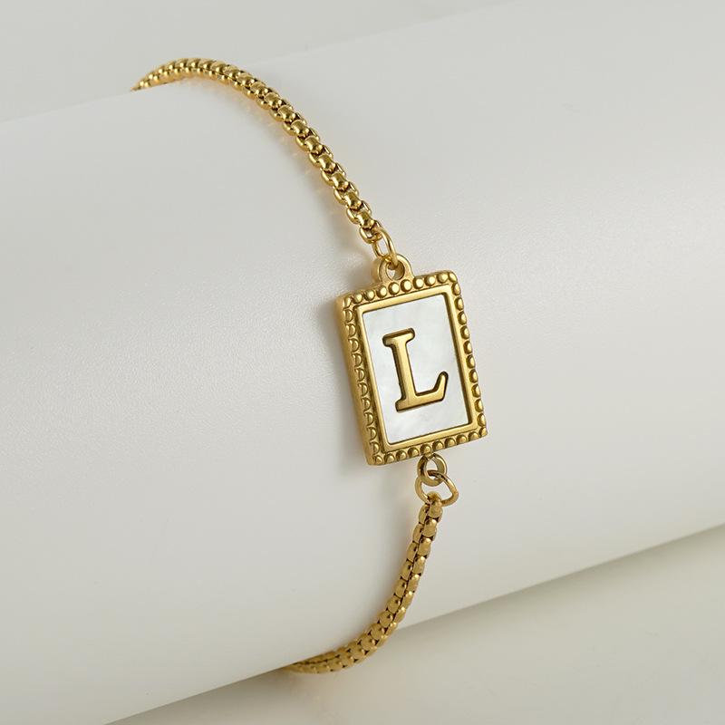 

Браслет из нержавеющей стали с 18-каратным золотым покрытием и ракушкой-буквой: Стильный и универсальный