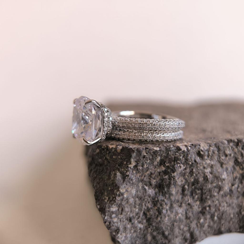 Серебряное кольцо с фианитами, вес изделия 8,93 гр (2192909)
