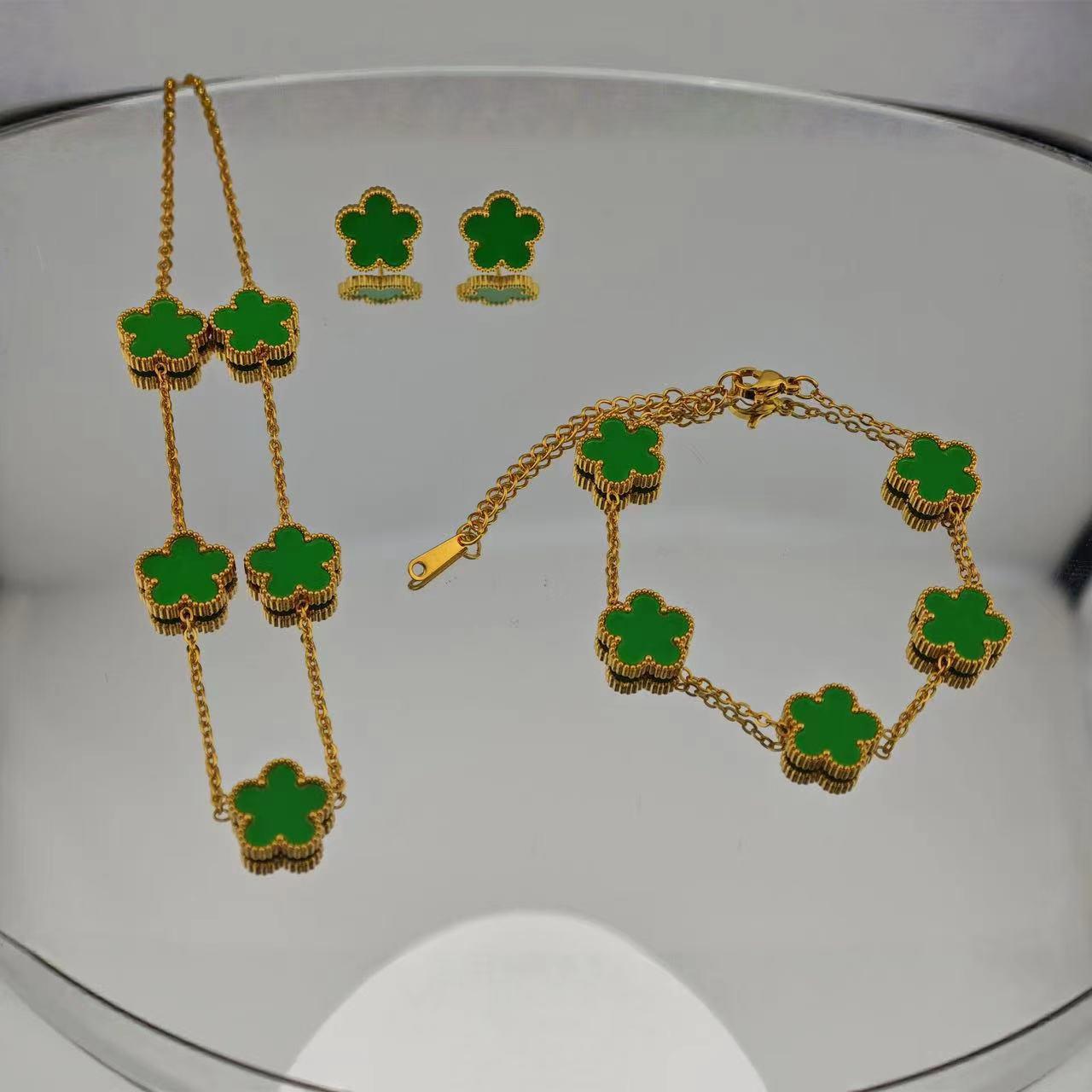 

Набір квіткових прикрас із нержавіючої сталі з позолотою: Кольє, Браслет та Сережки.