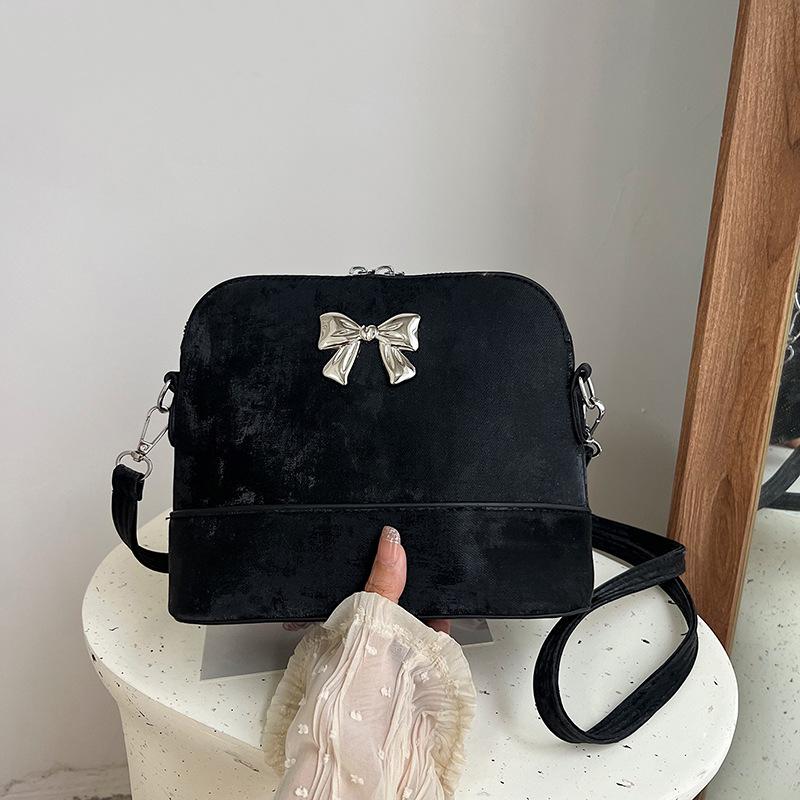 

Темперамент простая и модная корейская версия сумки с бантом 2024 года весна и лето новая однотонная сумка-мессенджер маленькая квадратная женская сумка чёрный