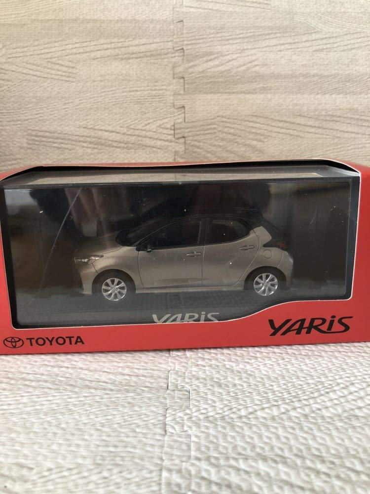 

Toyota New Yaris YARIS Not for Sale Color Sample Minicar Black x Bronze Metallic 1/30 Avant-garde чорний