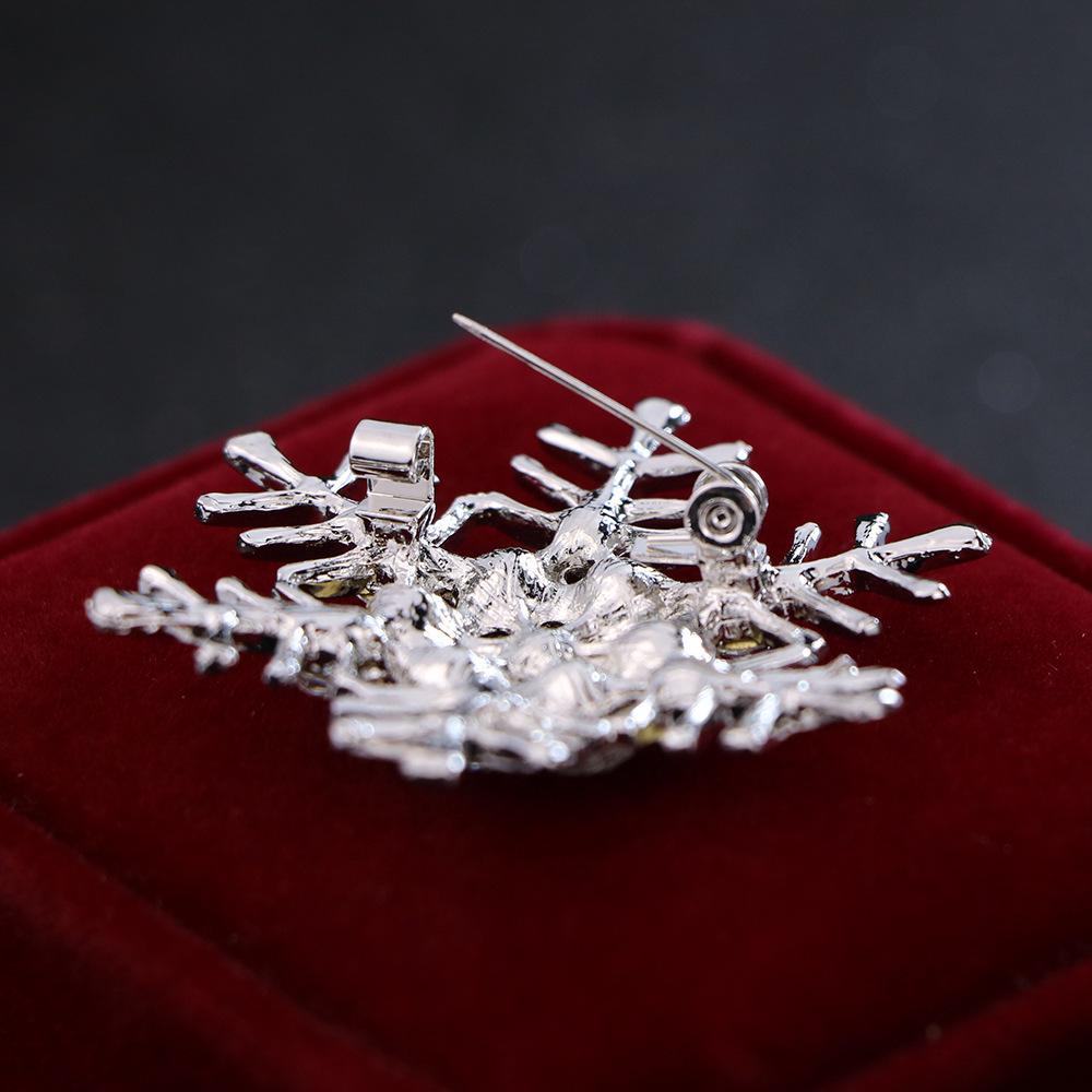 Korean Style Snowflake Brooch – Cute Crystal Rhinestone Pin, Christmas Badge for Men & Women