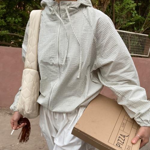 

Верхняя одежда с капюшоном и защитой от солнца для женщин в Корейском стиле 2024 года, новый свободный дизайн, ретро-полосатый кардиган на молнии с завязками на шнурке All yards белый