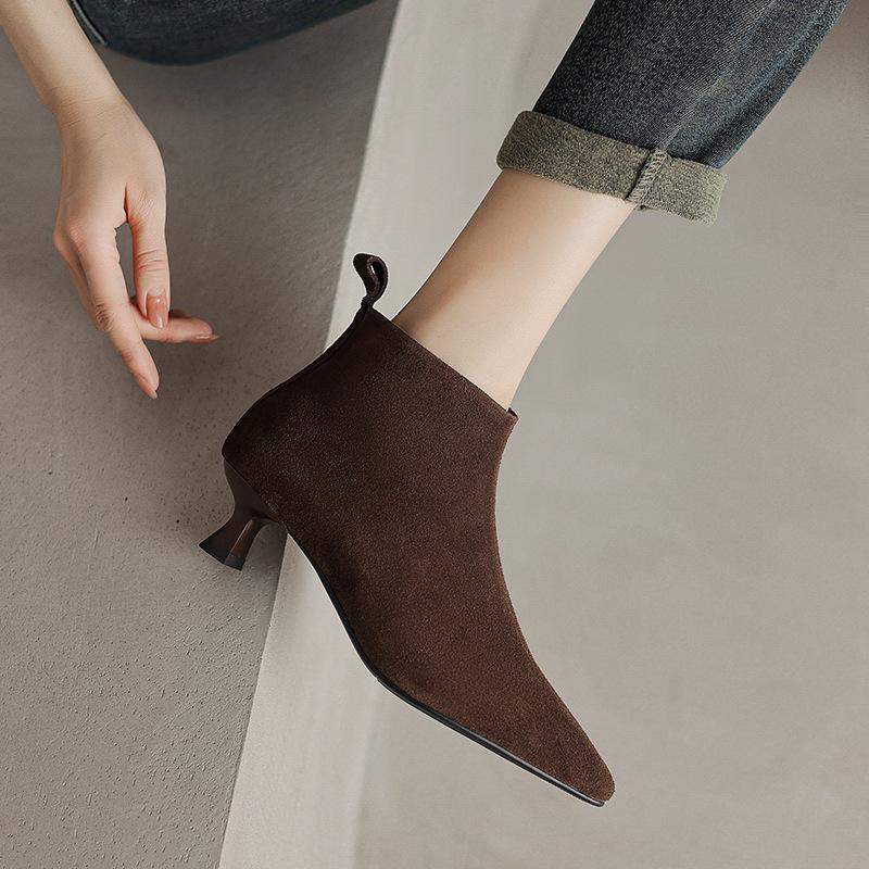 Temperament cat heel showing small pointed toes and bare boots turning fur short Martin boots 42 3640₽