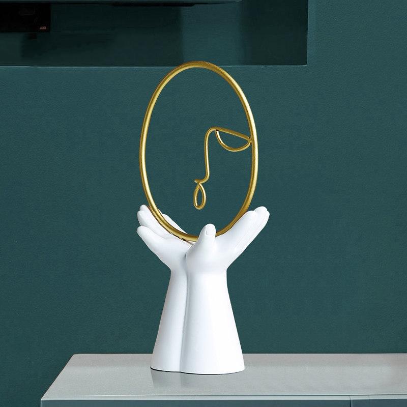 

Креативный абстрактный персонаж на лице, семейство из трех украшений для ваз из смолы, винный шкаф на крыльце, шкаф для телевизора, украшения для рукоделия E