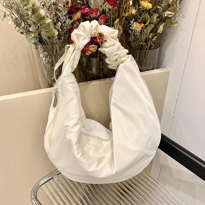 

Korean niche design pleated high-end sense versatile commuter dumpling bag new girls large capacity messenger bag