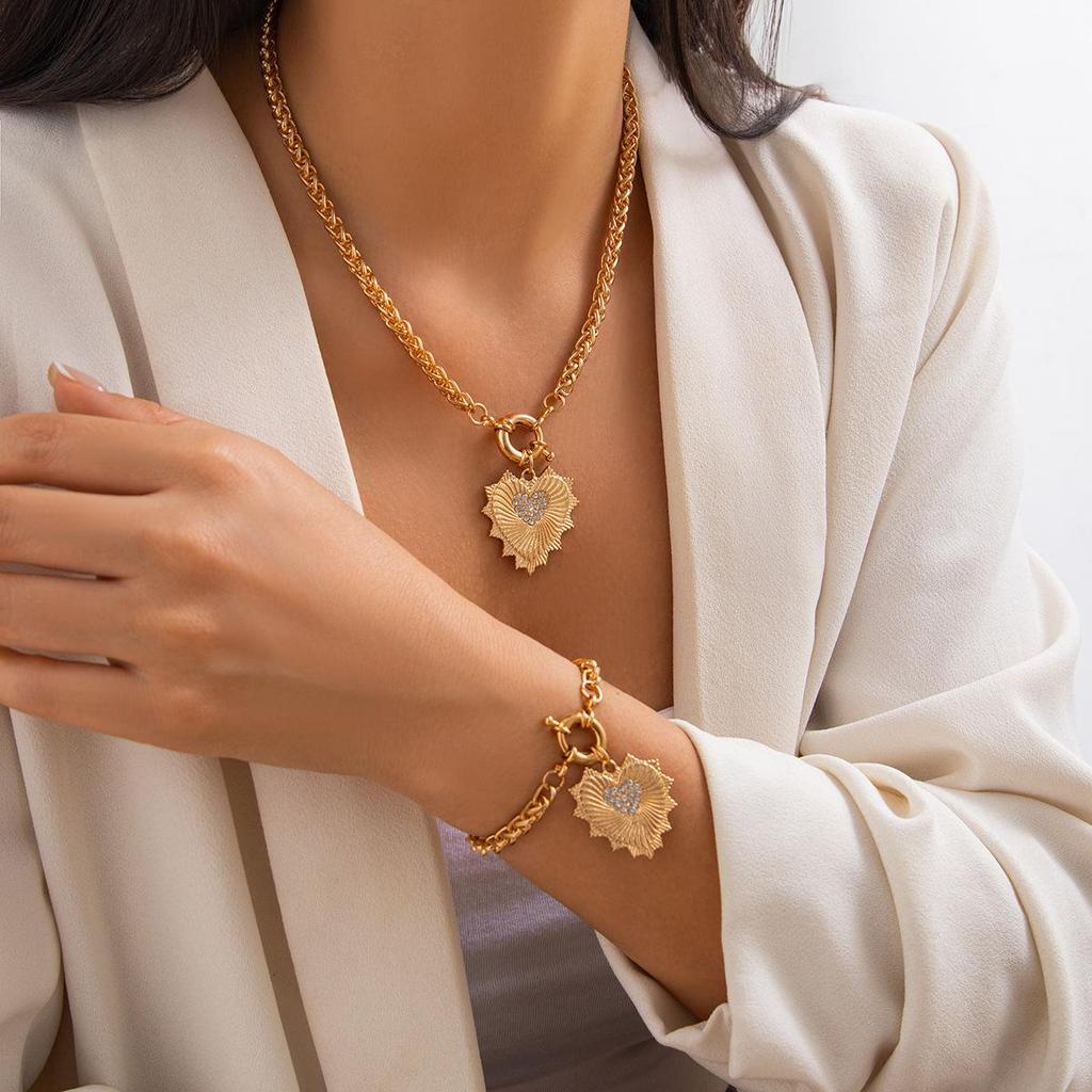 Heart Diamond Metal Pendant Necklace with Spring Clasp and Clavicle Chain - European & American Light Luxury Style