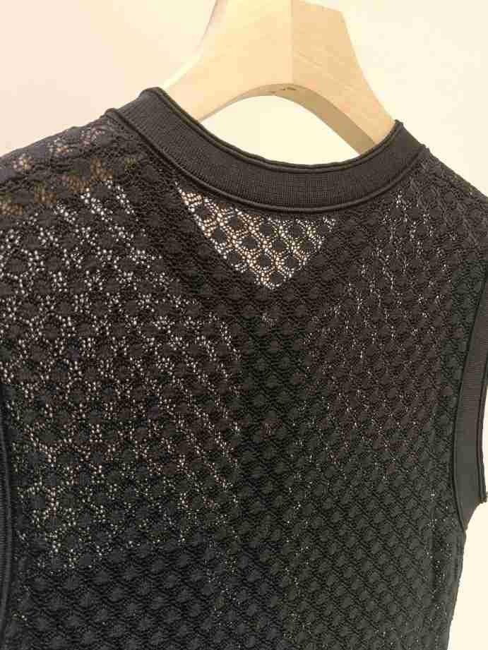 Bezrękawnikowa Sukienka w Stylu Light Luxury z Przerabianym Wzorem, Długa za Kolano, z Szerokim Rozkloszowaniem – Smukły, Elegancki Styl Damski