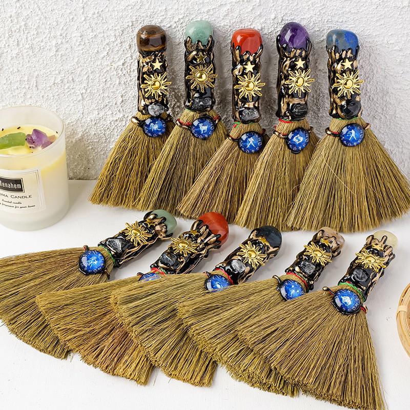 Zwölf Tierkreiszeichen Kristall Rohstein Mit Handgefertigtem Besen Dekor Für Hochzeit Und Feier