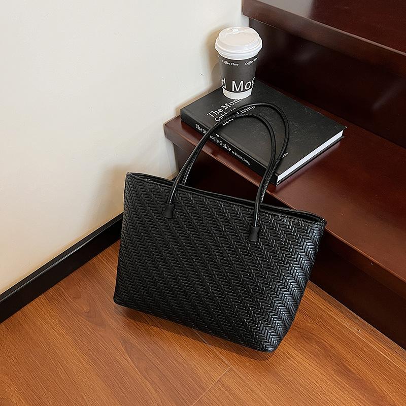 Large Capacity Simple Retro Tote Bag Women's New High-end Woven Pattern Shoulder Bag Commuter Bag