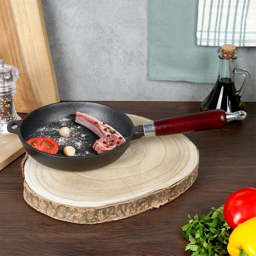 Cast iron frying pan with silicone cover CAST LINE 30 cm