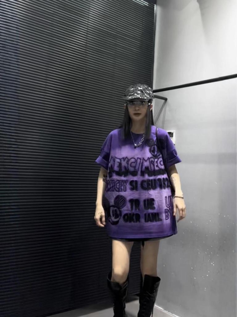 Frühling 2026 Europäischer Stil Damen Mittellanges T-Shirt mit Cartoon-Buchstabenprägung und Farbverlauf