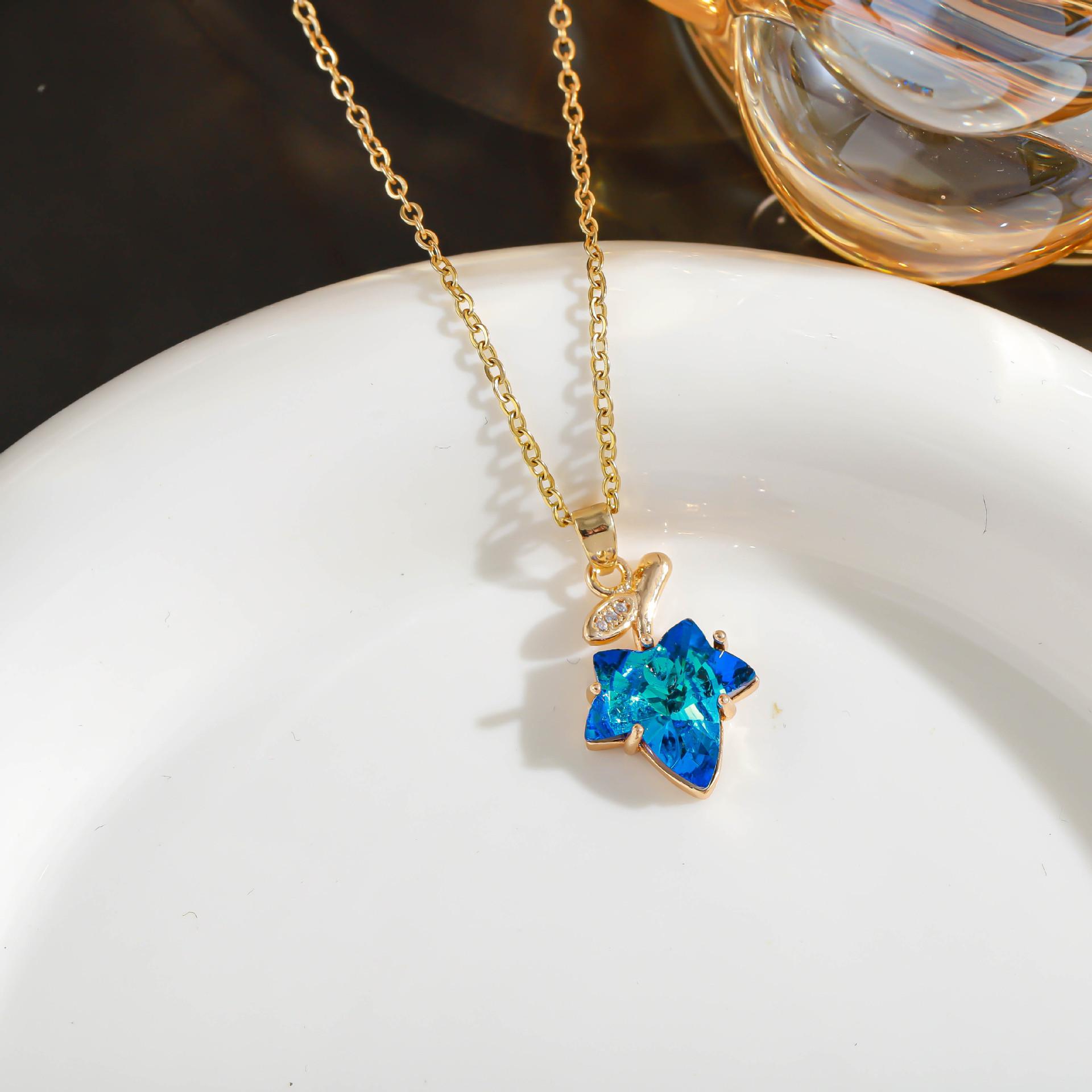 French Retro Luxe Maple Leaf Pendant Necklace for Women - 2023 Clavicle Chain Style