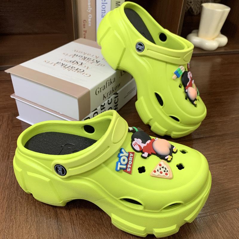 Women's Thick-Soled Height-Boosting Clogs: Stylish Non-Slip, Breathable, Closed-Toe for Outdoor, Office, Operating Room, or Summer Wear.