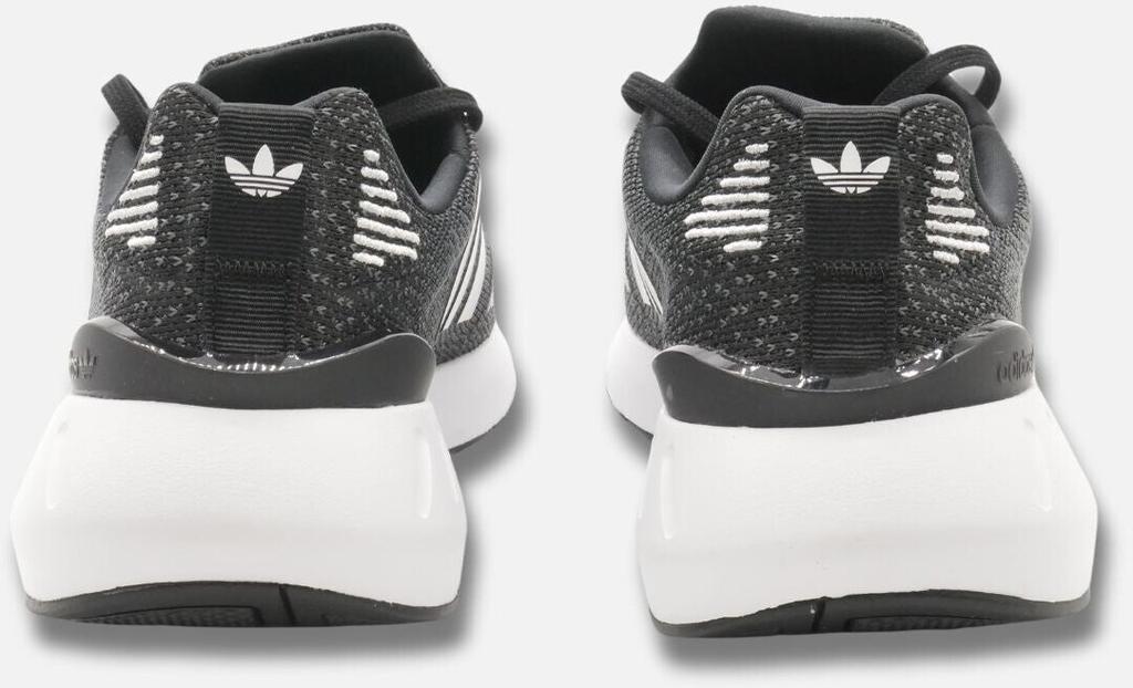 Кроссовки Adidas Swift Run 22 основной черный/облачный белый/серый пять