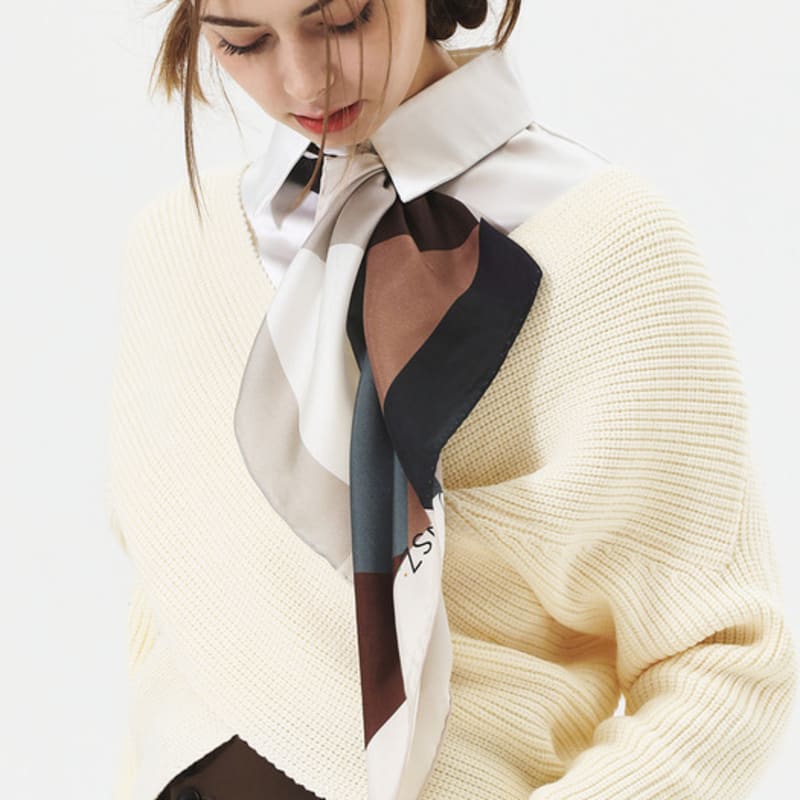 ONSZ diagonal bredrutig sidenscarf