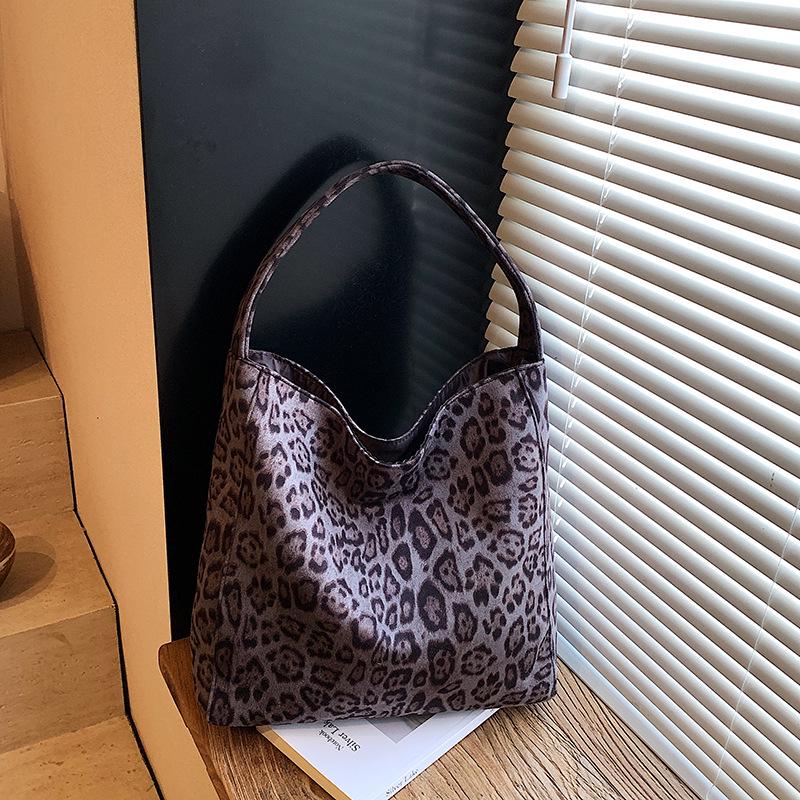 Chic Leopard Print Shoulder Bag: Trendy Versatile Underarm Handbag for Women