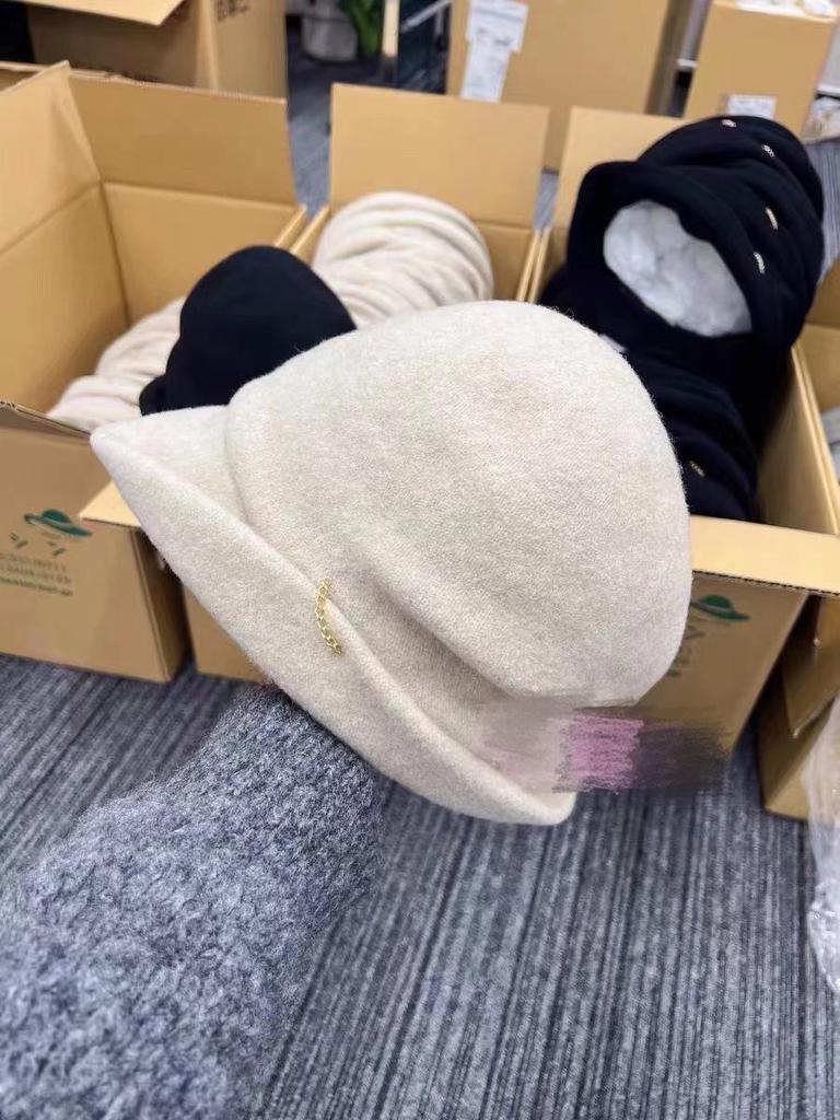 Japanese Style Wool Slouchy Beanie: Women's Warm Autumn/Winter Fisherman Beret with Chain Detail, Enhances Face and Style.