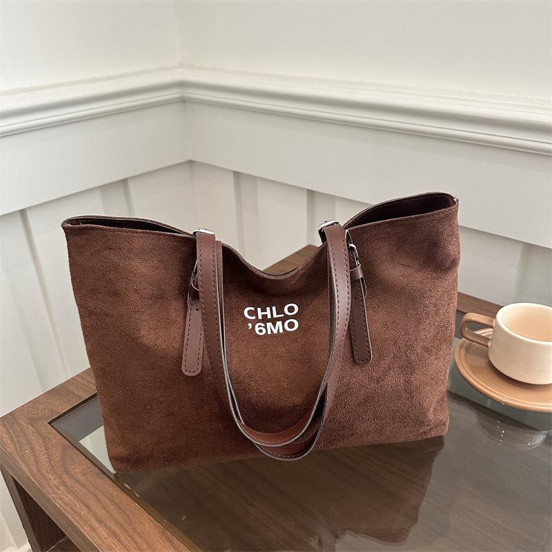 

Большая вместимость, нишевый дизайн, премиальная, ретро, для通勤, матовая, универсальная, классная наплечная сумка, женская модная сумка-тоут кофейный