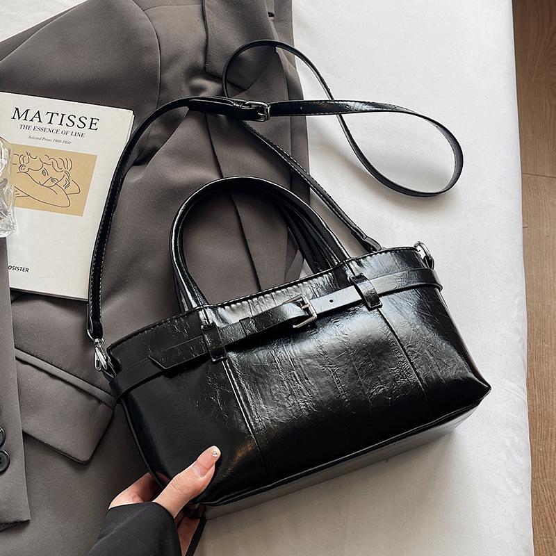 Popular new Korean version of niche casual oil wax leather portable bucket bag fashionable and simple commuter versatile messenger women's bag