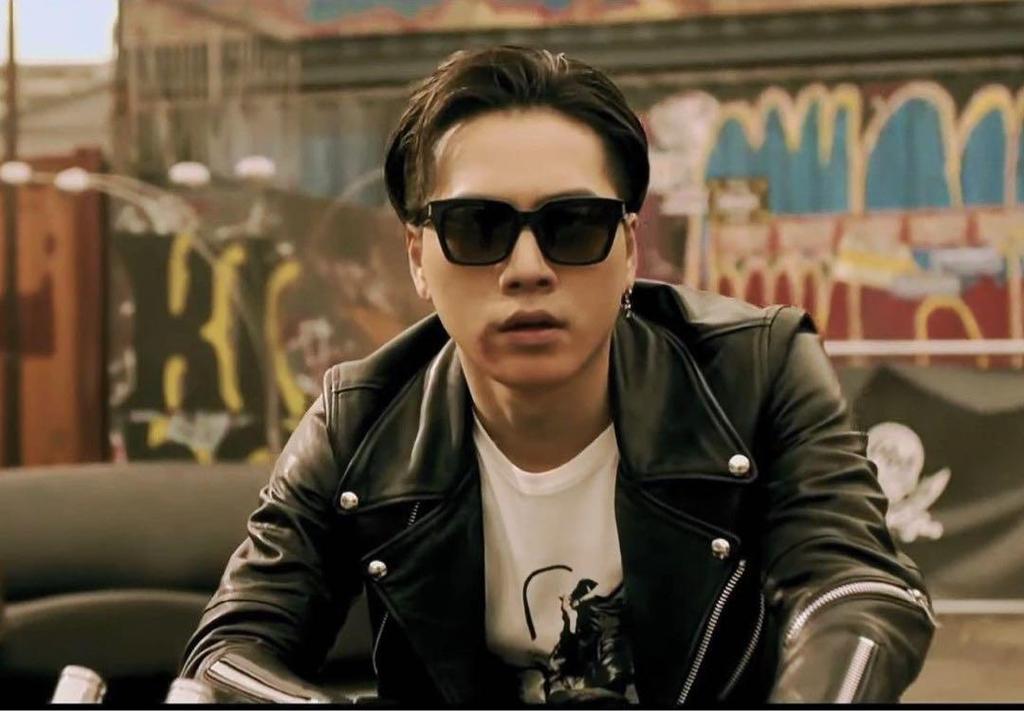 [USED] Hiroomi Tosaka wears Saint Laurent sunglasses BOLD1 002