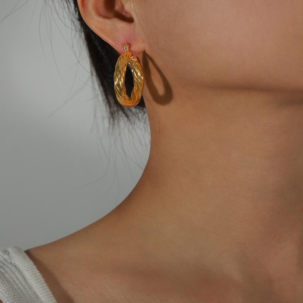 European Retro Style 18k Gold-Plated Copper Twisted O-Shaped Ear Cuff Earrings