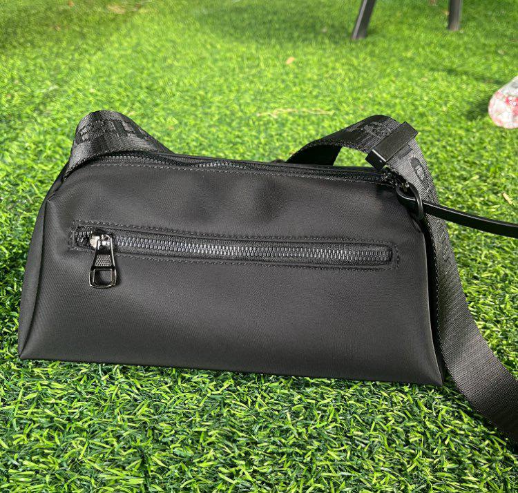 2025 Women's Lightweight Crossbody Bag: High-End Oxford Cloth, Fashionable Outdoor Sports Shoulder Bag, Solid Color, Perfect for Moms
