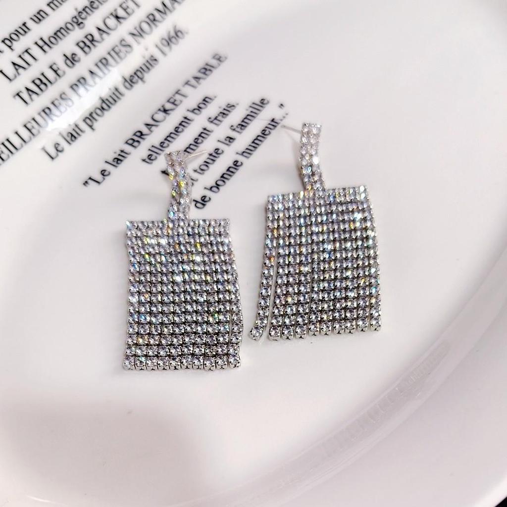 Eleganckie Europejskie i Amerykańskie Kolczyki z Długimi Chwostami - Modny, Luksusowy i Wszechstronny Design dla Kobiet